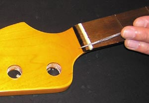 Bass-Sattel montieren und kerben